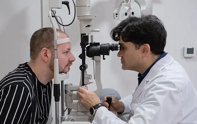 Greffe-de-cheveux-et-Implantation-de-lentilles